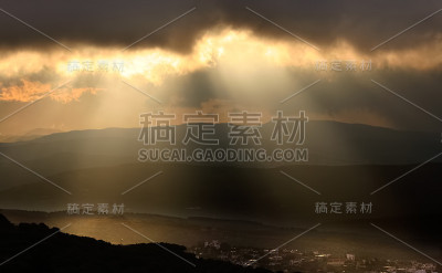 日落在山上的树木