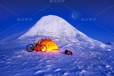 碳自行车在冬天的顶部