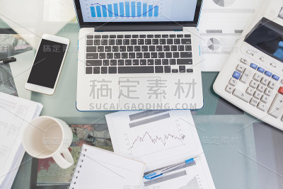 商务人士和笔记本电脑显示器期间在家里工作