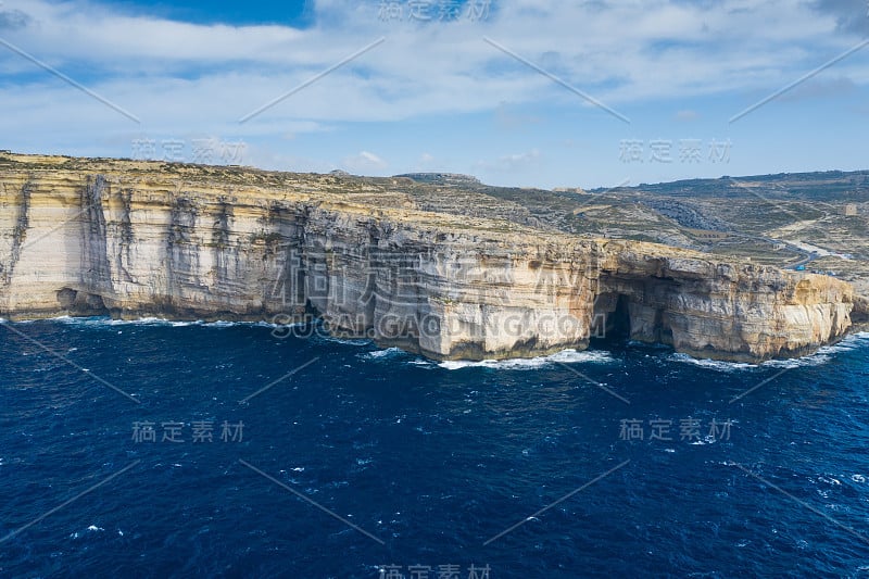 海蚀隧道靠近蔚蓝窗的鸟瞰图。Dwejra是戈佐岛上的一个海水泻湖。马耳他