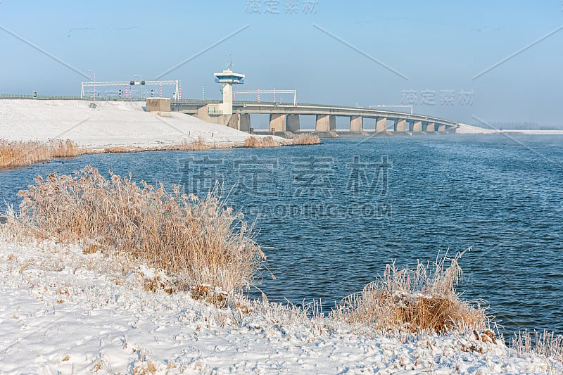 荷兰的冬季景观有雪和巨大的混凝土桥