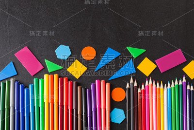 学校黑板上的彩色铅笔和几何图形