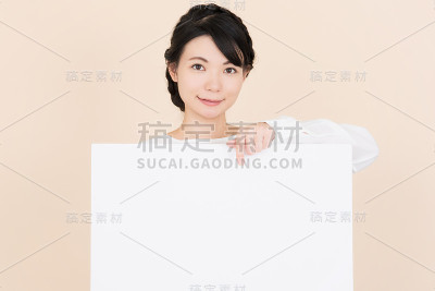 年轻女子手持白板