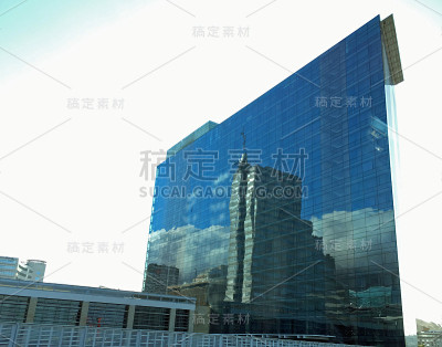 玻璃建筑反映了浮云和蓝天