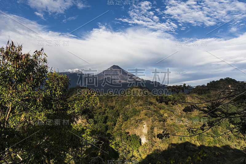 峡谷和火山。