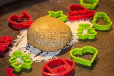 姜饼面团和塑料切割机