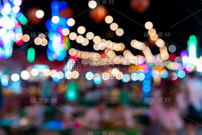 当地夜市上五颜六色的散焦灯