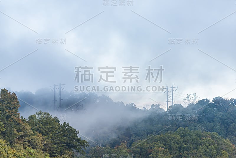 阿巴拉契亚山谢南多阿蓝岭山脉和电线与黑暗的薄雾，在秋天暴风雨天气附近的皇家