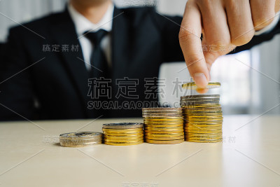 买卖钱币的商人。