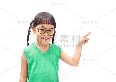 女孩指着