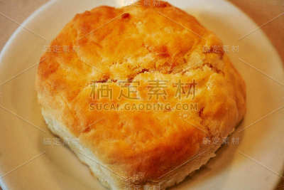 白色盘子上的饼干