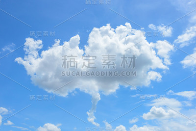 蓝天映衬着白云