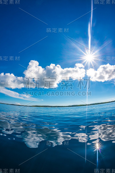 晴朗的天空和平静的大海