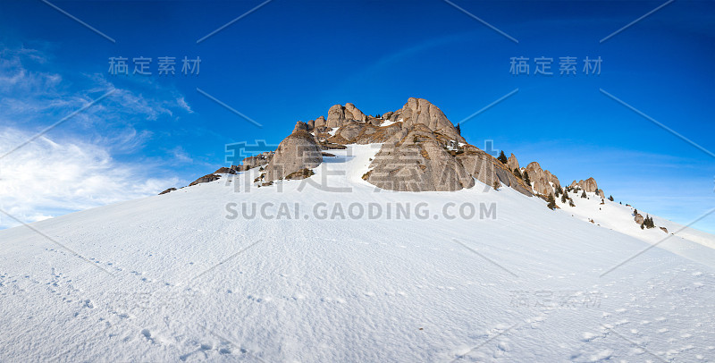 全貌丘卡斯峰覆盖在雪在冬季日落