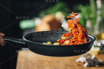 素食餐厅烹饪-用平底锅煎红灯笼椒片