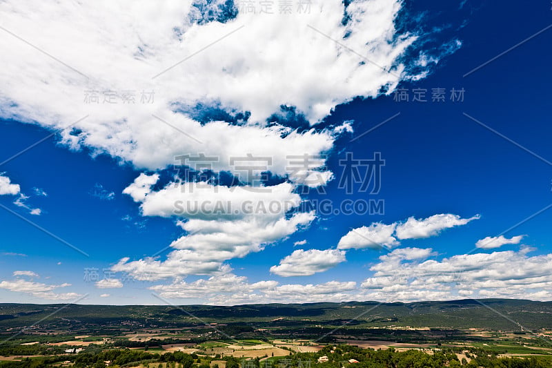 乌云笼罩着普罗旺斯的风景