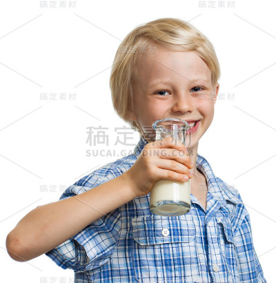 微笑的男孩正要喝一瓶牛奶。