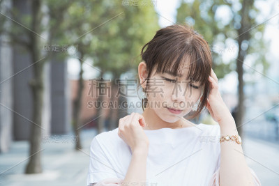 震惊的女人带着悲伤的表情