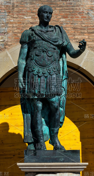 盖乌斯·尤利乌斯·凯撒在里米尼的雕像