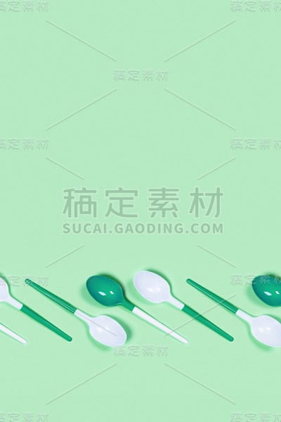 彩色背景上的塑料勺。