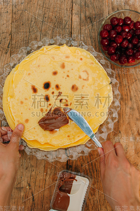 木椅上放着奶油煎饼