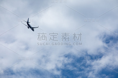 飞机在空中旅行的概念