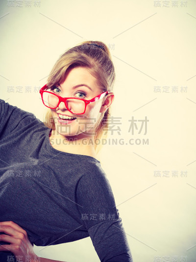 宅女鬼混。