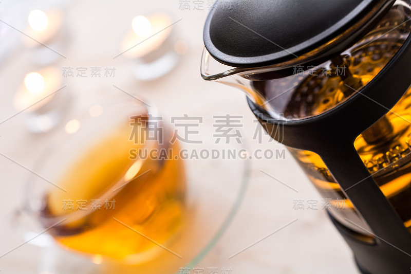 一个模糊的茶杯和三个茶灯的茶壶