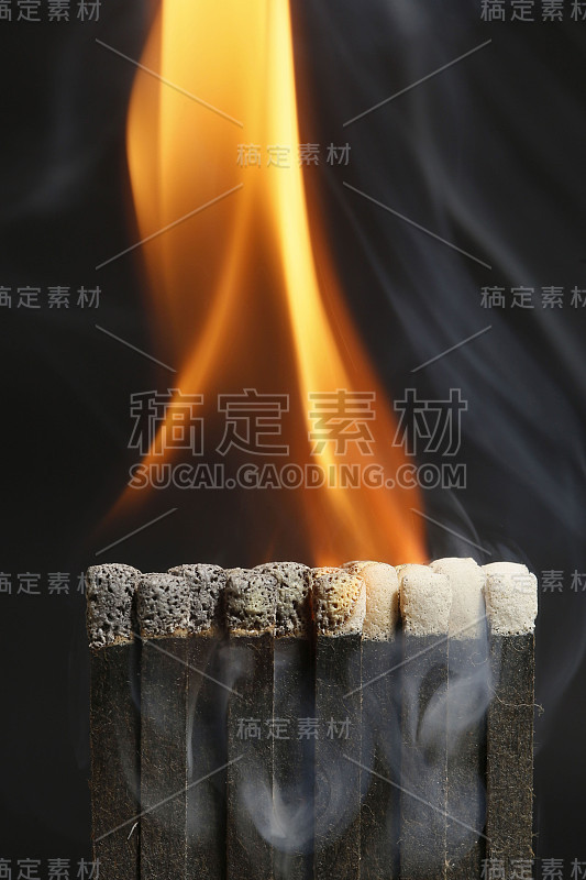 燃烧的火柴在黑色的背景