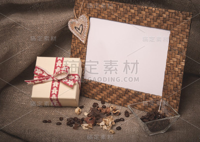 桌面相框和咖啡与礼品盒亚麻布