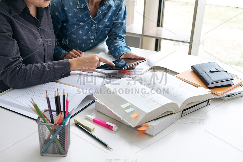 图片失望，年轻的学生校园或同学帮助朋友赶上练习册和学习辅导在教室，教学，学习，人，技术，教育学校的理