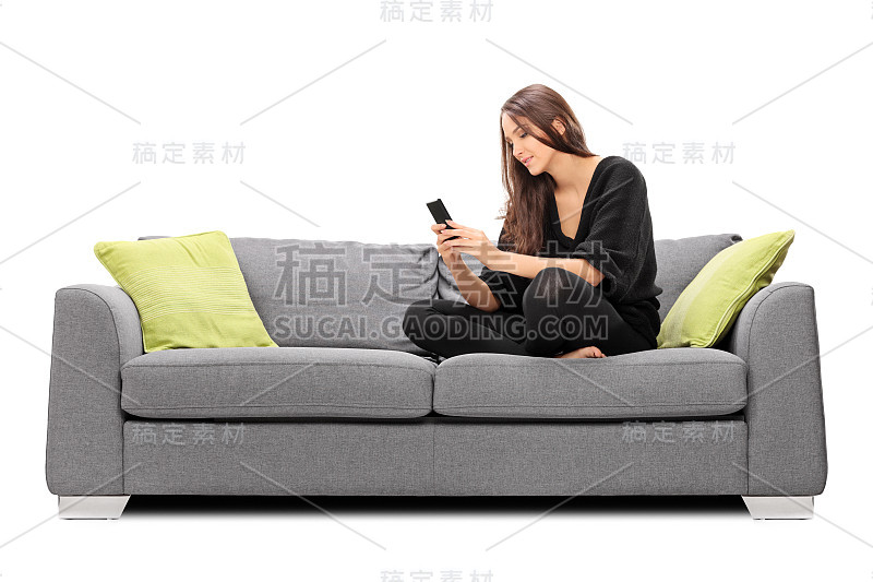 一个年轻女人在玩手机