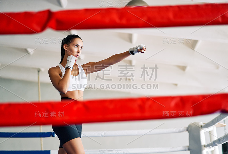 女拳击手在拳击工作室练习她的拳头