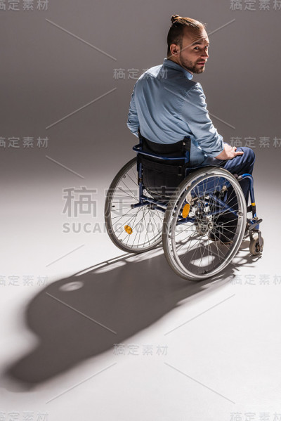 轮椅上的人投射阴影