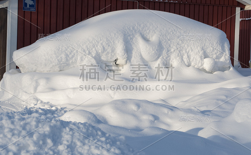 汽车被雪吓得瑟瑟发抖