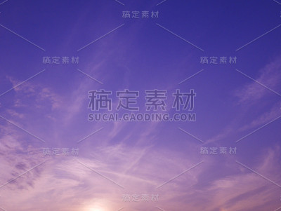 天空有戏剧性的多云日落和太阳