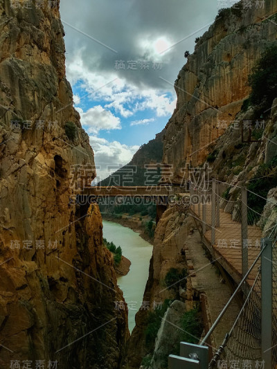 世界上最危险的小径之一“国王之路”(El Caminito del Rey)的广角人行道于2015年