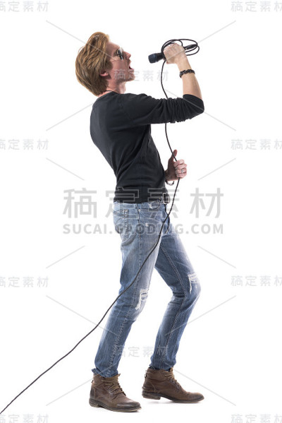 侧面的情绪激情的摇滚歌手尖叫大声麦克风