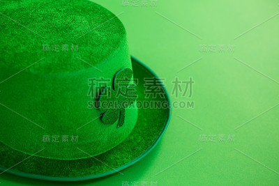 带有三叶草的圣帕特里克节妖精帽