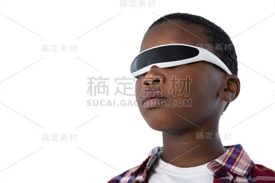 男孩戴着虚拟现实眼镜