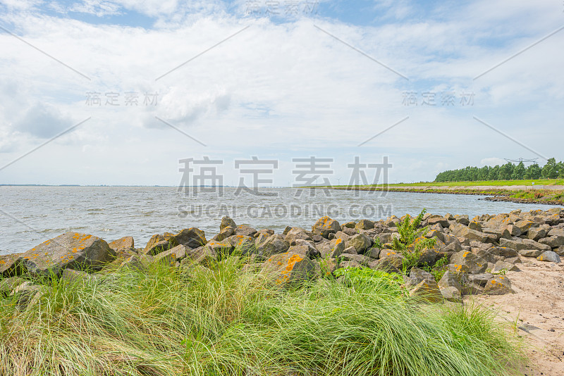 夏日阳光下，沿湖的玄武岩海岸线