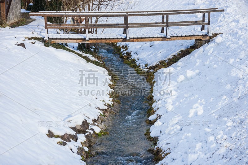 冬季，奥地利斯蒂里亚地区，横跨山间河流的古老木桥