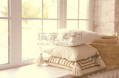 窗台和轻枕头