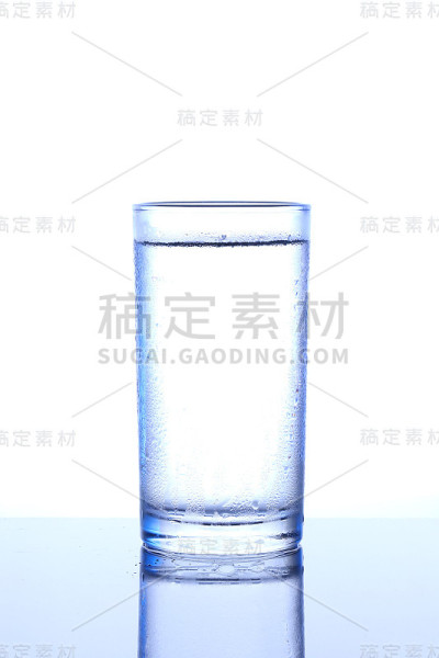 水从瓶子里溅出来