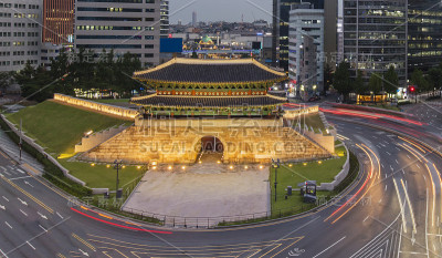 古老的堡垒sungnyemun(南大门门)在首尔