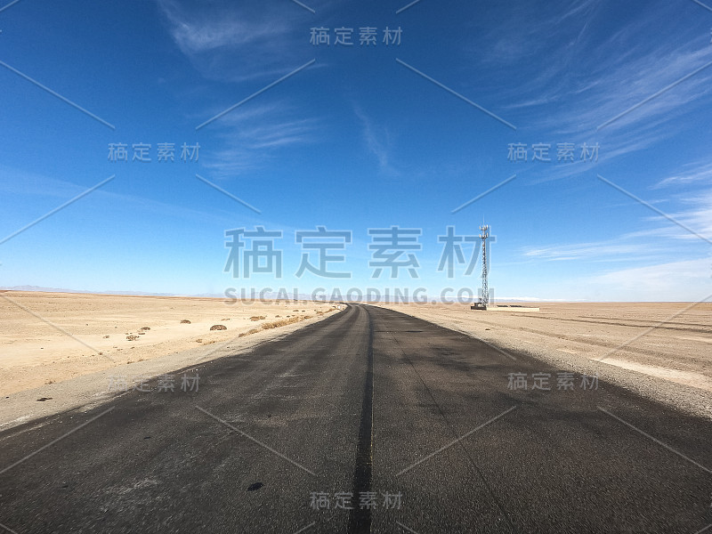 中国西北部的沙漠道路