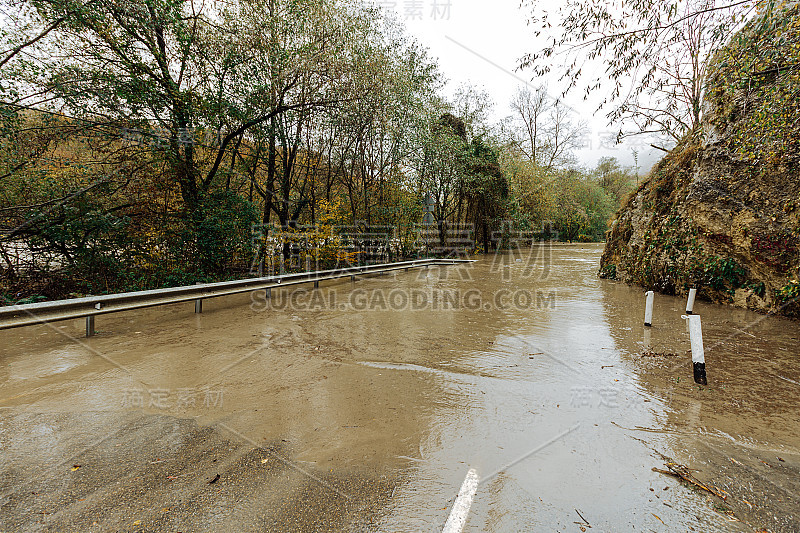 洪水。淹没了道路。秋天的洪水。