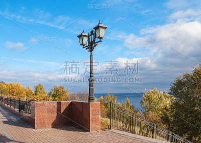秋天的城市堤防
