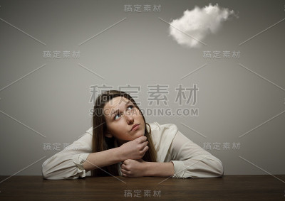 女孩和云
