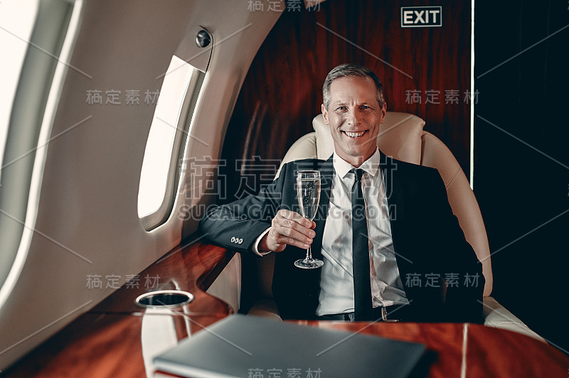 乘坐私人飞机的商人